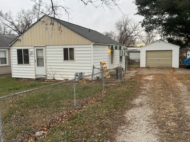 Building Photo - 2 Bedroom / 2 Bathroom house in Peoria wit...