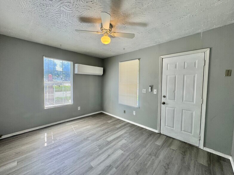 Building Photo - 1501 SW 30th St