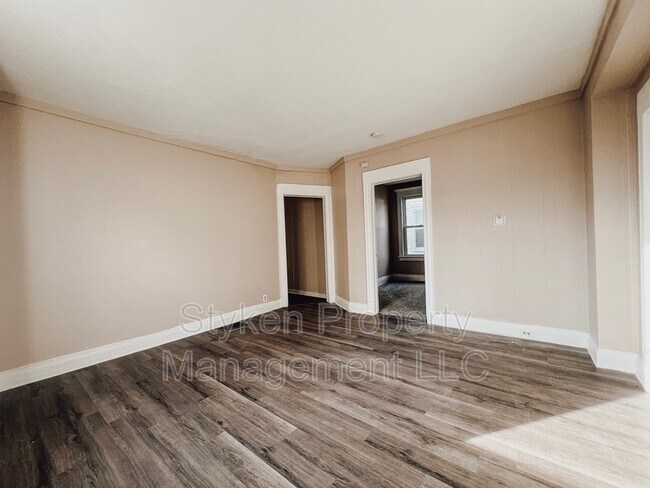 Building Photo - 185 N Entrance Ave