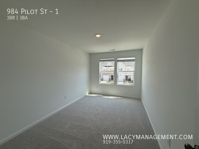 Building Photo - 984 Pilot St
