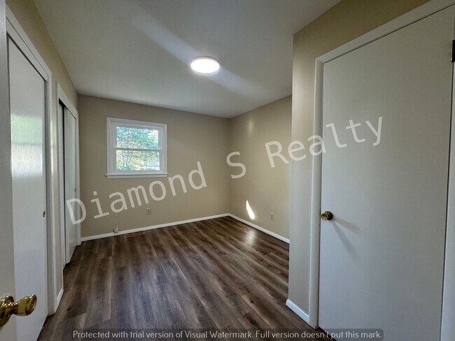 Building Photo - 3 Bedroom Home Located Near Mercy!