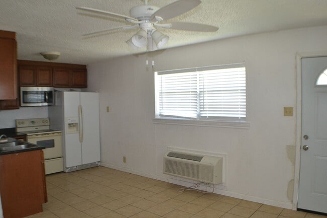Building Photo - Half Duplex 2 Bedrooms 1 Bath For Lease in...
