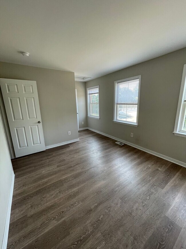 Building Photo - 1802 Parkwood Ave