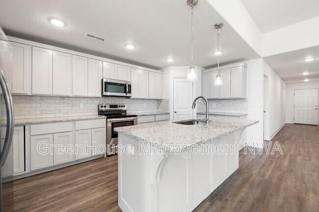 Building Photo - 710 W Jillian St