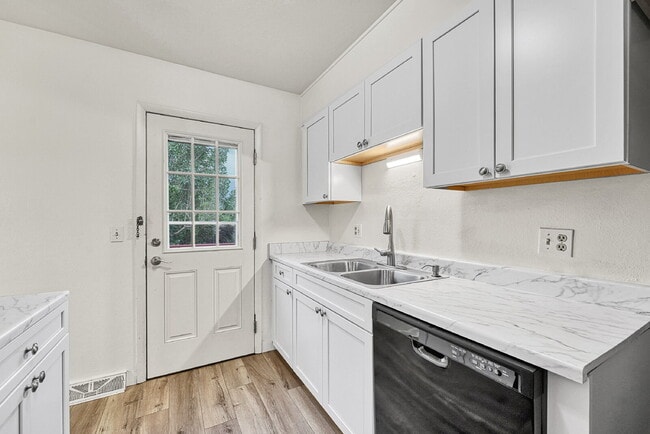 Building Photo - $2,395 - 3 Bed, 2 Bath Home in Aurora with...