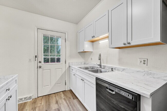 Building Photo - $2,495 - 3 Bed, 2 Bath Home in Aurora with...