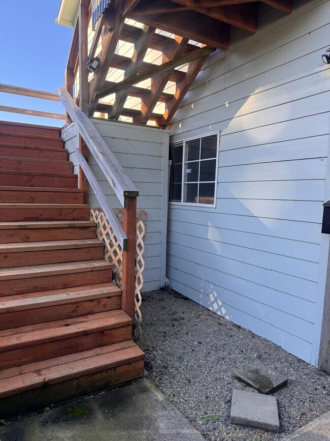 Building Photo - FULLY FURNISHED BUNGALOW WITH GORGEOUS BAY VIEWS! ALL UTILITIES INCLUDED!