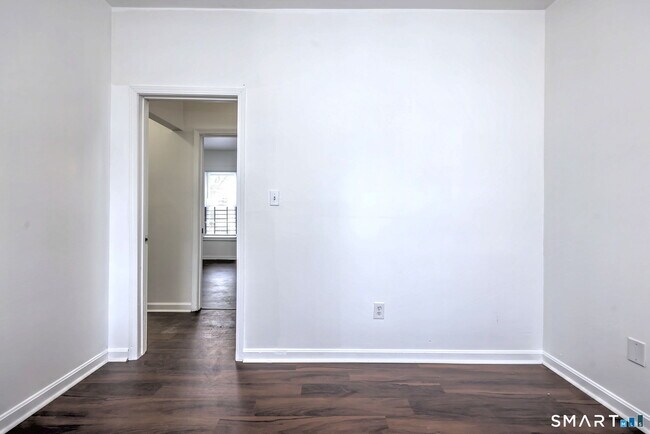 Building Photo - 483 Ferry St
