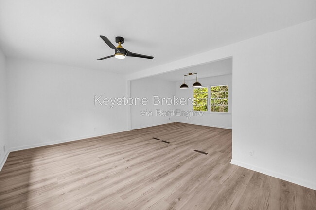 Building Photo - 2678 Rainbow Forest Dr
