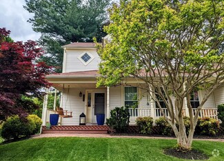 Building Photo - Gorgeous on Gardenia - 3 bed + 2 FB + 2 1/...