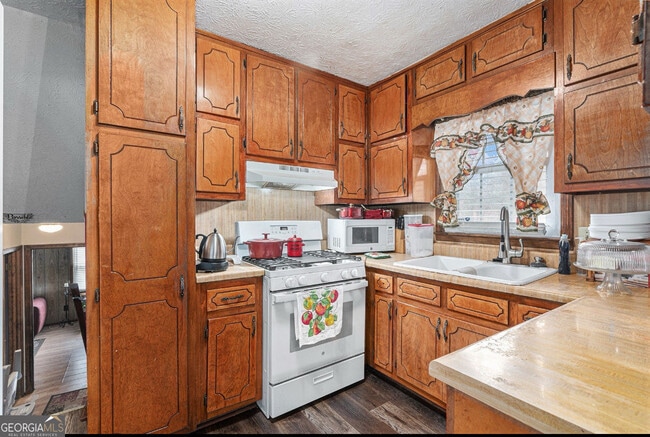 Building Photo - 1913 Amberwood Ct