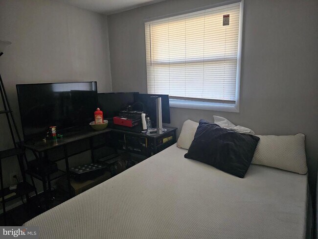 Building Photo - 12 Fairmount Dr