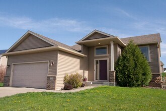 Building Photo - Spacious NW Home with Fenced Yard & Deck