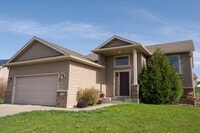 Building Photo - Spacious NW Home with Fenced Yard & Deck