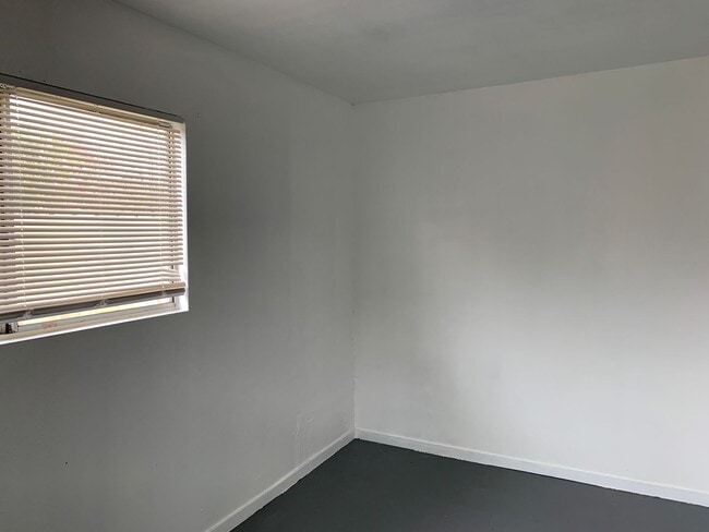 Building Photo - Super clean and move-in ready 3 Bedroom, 2 Bath!!