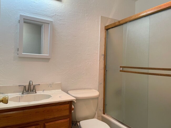 Building Photo - Nice 3 Bedroom 2 Bath Home-Office Space-Located in a Quiet East Medford  Nieghborhood East Medford