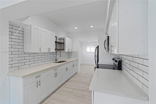 Building Photo - 641 E 44th St