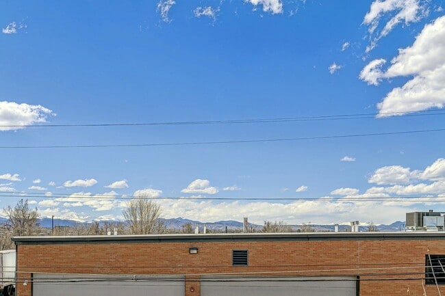Building Photo - Like New Townhome Available Now-Denver