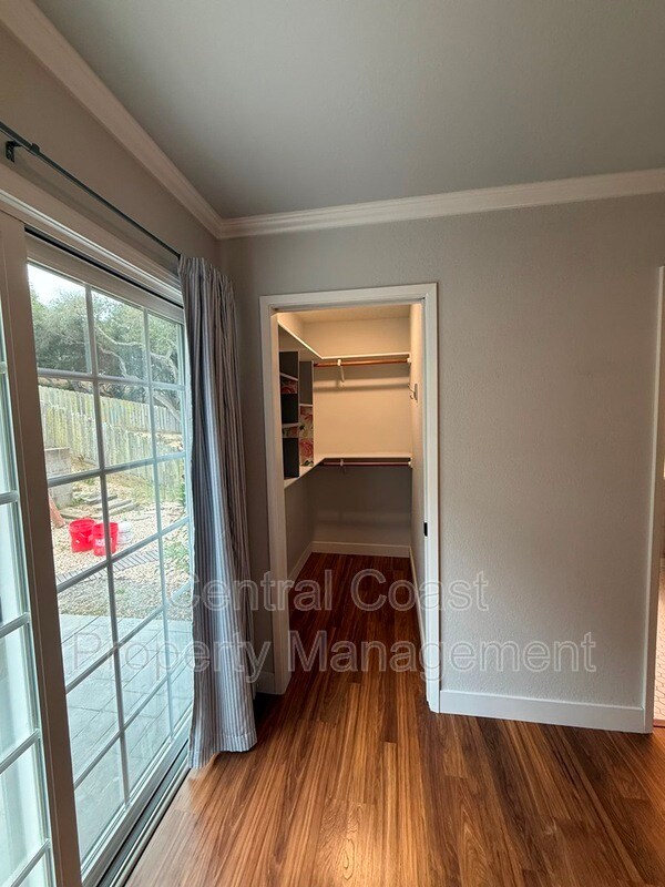 Building Photo - 9465 Valley Oak Way