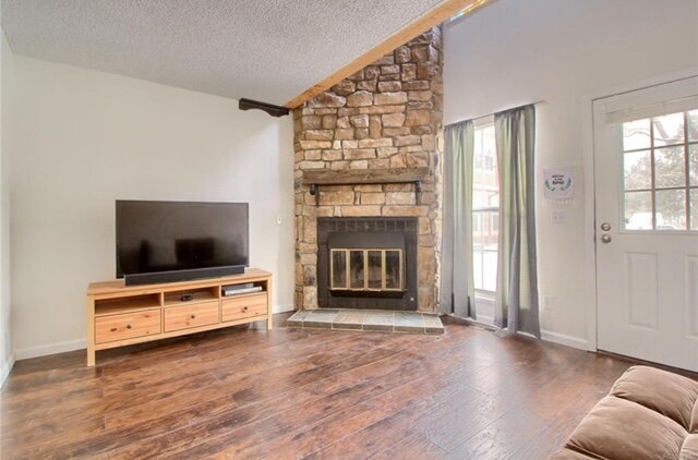 Building Photo - Charming Two-story, 1 bed, 1 Bath Townhome...