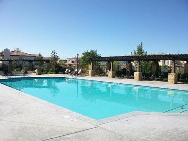 Building Photo - Spacious 4-Bedroom + Loft Townhome for Ren...