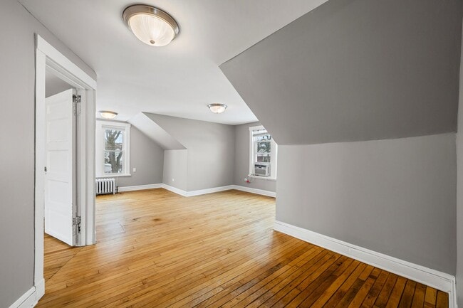 Building Photo - 233 Llewellyn Ave