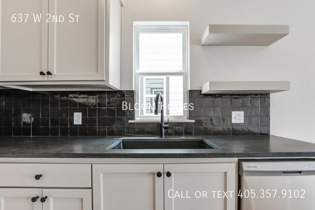 Building Photo - 637 W 2nd St