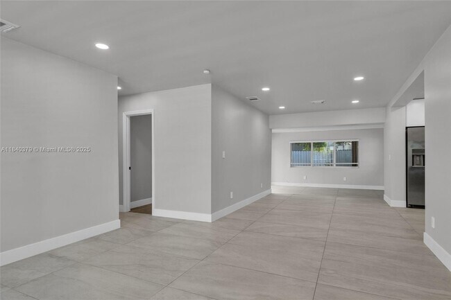 Building Photo - 2224 Plunkett St
