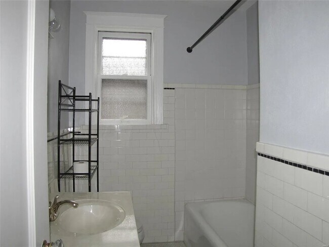 Building Photo - 6226 Northwood Ave
