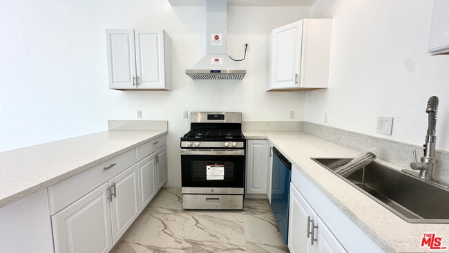 Building Photo - 16023 Wyandotte St