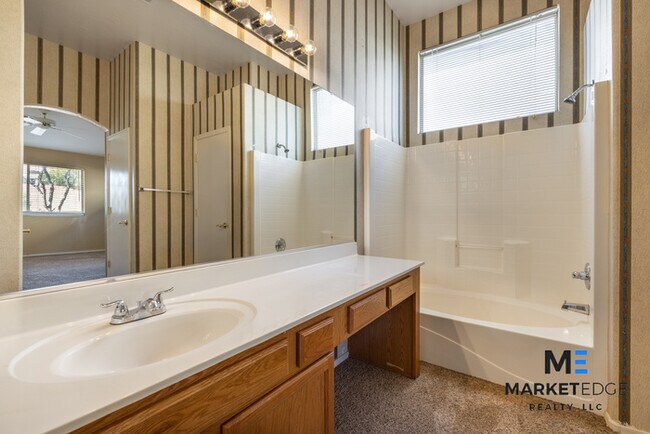 Building Photo - 3Bed/2Bath House at Litchfield Rd/Camelbac...
