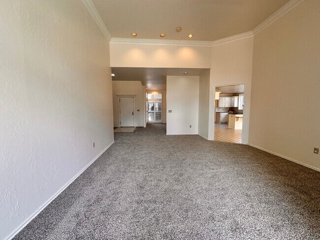 Building Photo - Spacious 4 Bed in Deer Creek