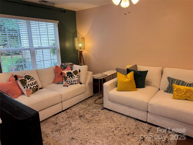 Building Photo - 8763 Robinson Forest Dr