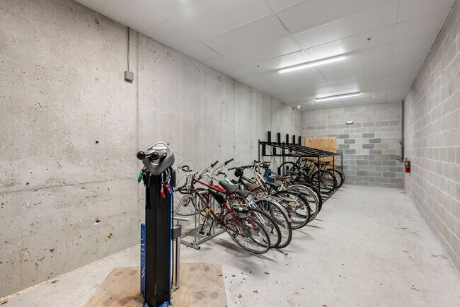 Building Photo - Jamaica Plain spacious studio w/ central a...