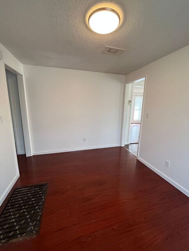 Building Photo - Beautifully renovated 3/1 home with 1,608 ...