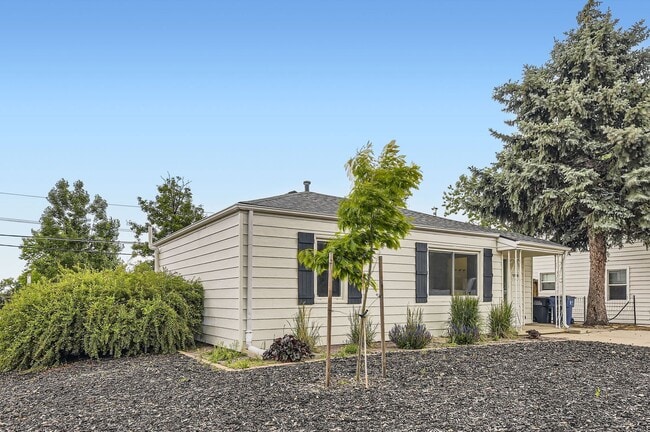 Building Photo - Remodeled 2BD, 1.5BA Chaffee Park Home with 1-Car Garage