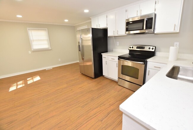 Building Photo - 734 Park Ave