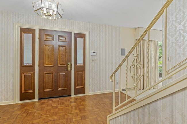Building Photo - 4 bed 3.5 bath home in East Grand Rapids