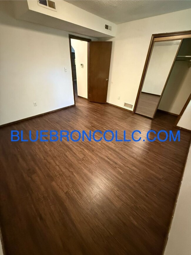 Building Photo - 717 NE Banner Dr