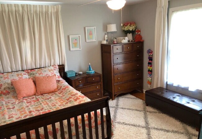 Building Photo - 3bed/2bth. Once acre lot w/storage shed an...