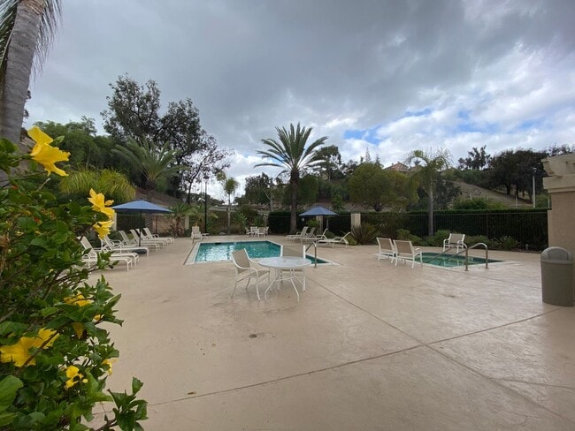 Building Photo - *Special Offer* Beautifully Renovated 1-Be...