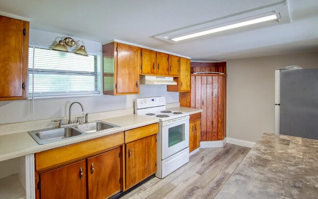 Building Photo - 9924 Sunset Dr