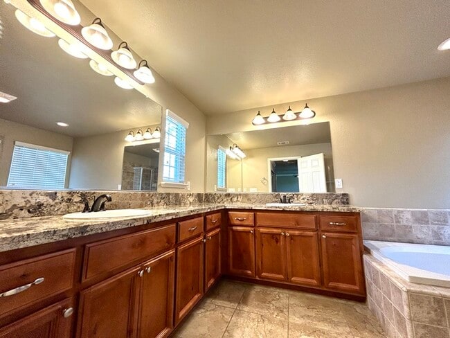 Building Photo - Beautiful 3 Bedroom 2.5 Bathroom in Gated ...