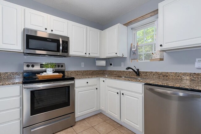 Building Photo - Spacious home located in the beautiful and...