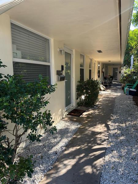 Building Photo - 340 SW 16th Ct