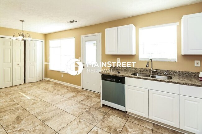 Building Photo - 4 Bedroom Pet-Friendly Home in Jonesboro, GA with Main Street Renewal