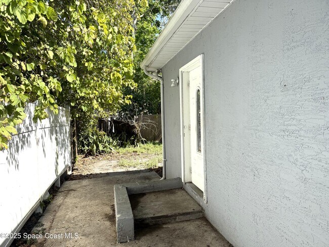 Building Photo - 415 S Robbins Ave