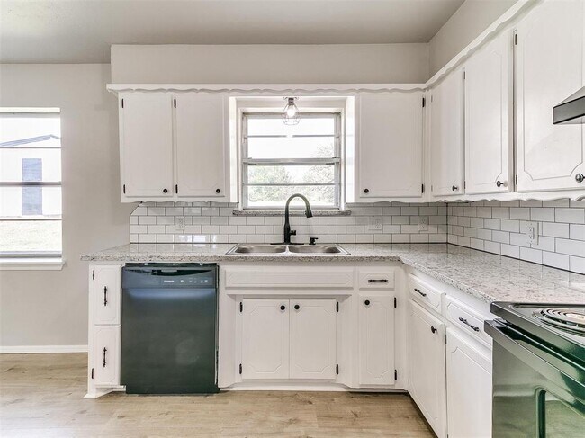 Building Photo - 502 N Oak St