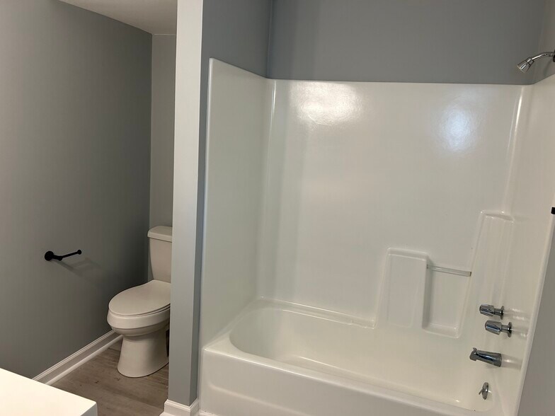 Building Photo - 1048 Black Dr