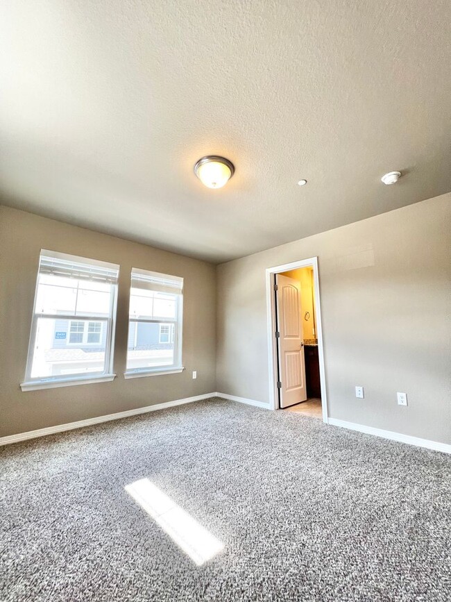 Building Photo - Beautiful 3 Bed, 3 1/2 Bath Townhome in We...